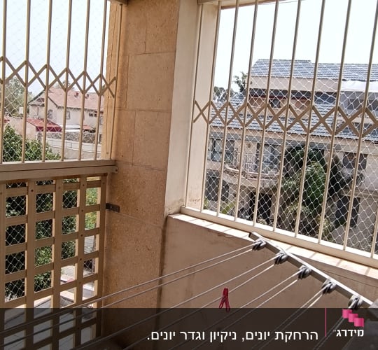 רשתות מתכת על חלונות למניעת כניסת יונים